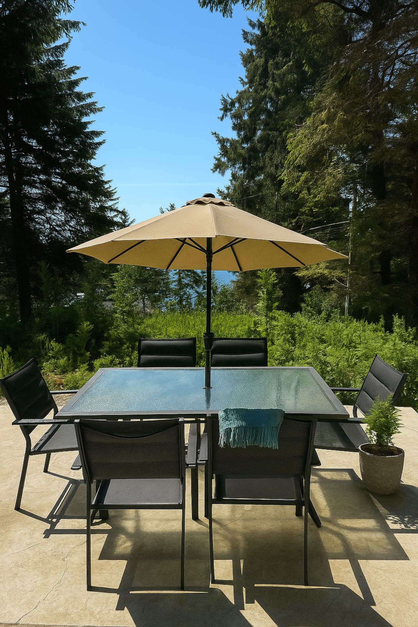 West Coast Retreat w Hot Tub! — photo 5