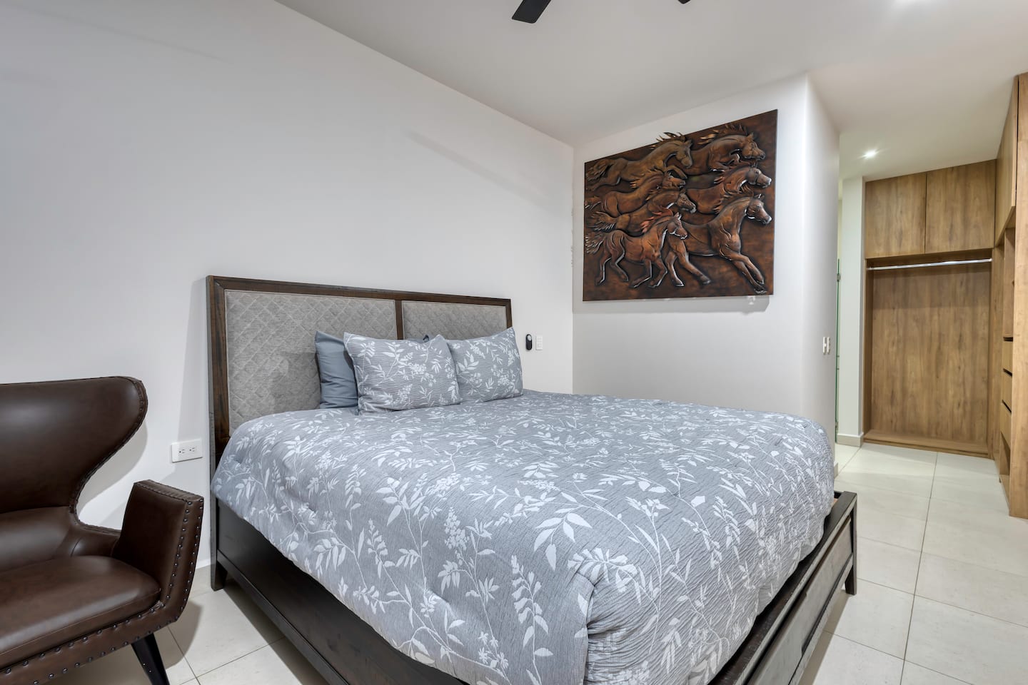 Iconic Arch Views | Modern Design — photo 13