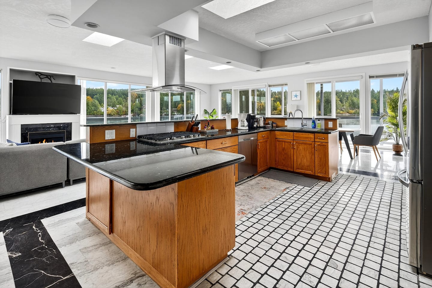 Victoria's Sea-Cret Stunning Oceanfront Home — photo 17