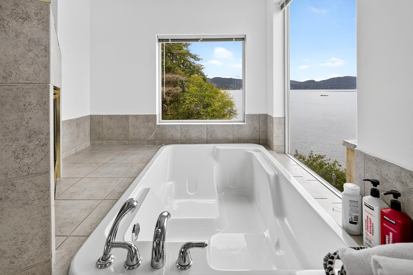 Victoria's Sea-Cret Stunning Oceanfront Home — photo 37