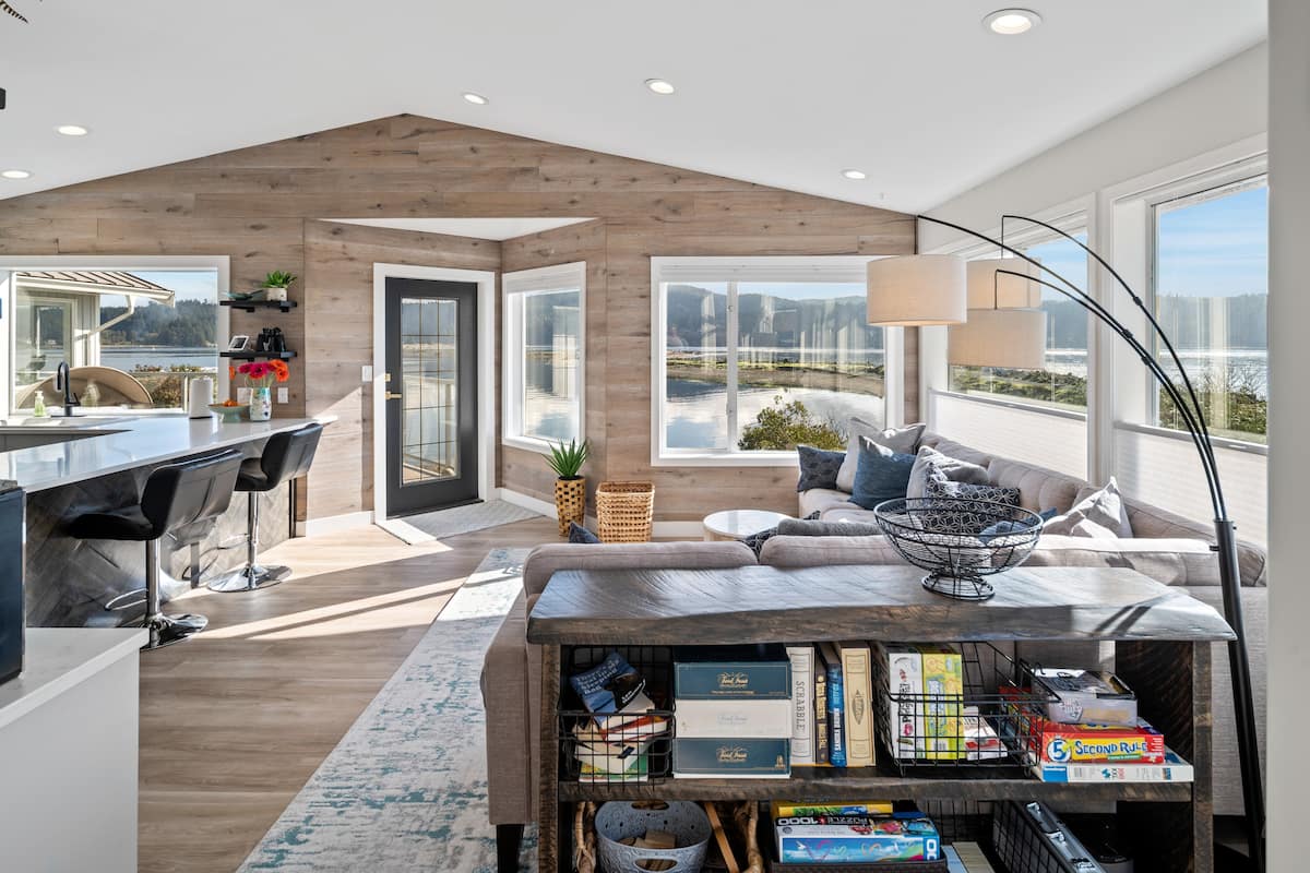 Beachfront, Hot Tub, King Beds. — photo 7